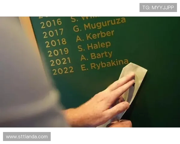 围绕传奇足球运动员成长轨迹与赛场荣耀故事的全面深度解析报道集 围绕传奇足球运动员成长轨迹与赛场荣耀故事的全面深度解析报道集